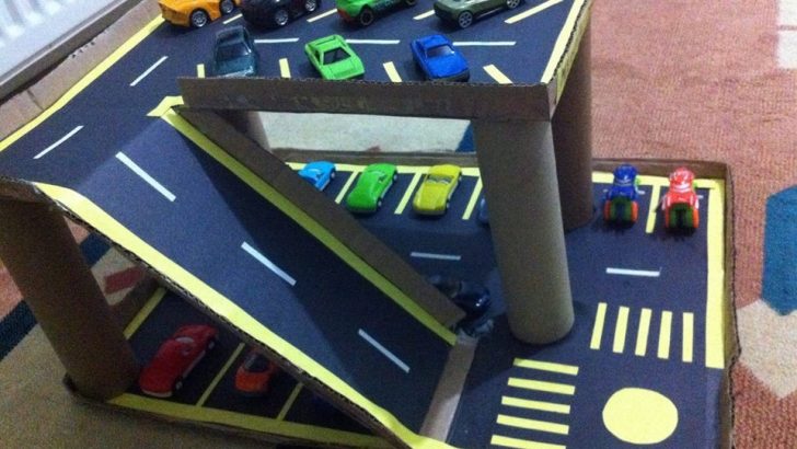 Oğluma kağıt havlu ruloları ve kartondan yaptıgım otopark