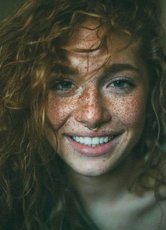 10 Fotoğrafta Kızıl Saçlı Ve Çilli Kadınların Güzelliği 