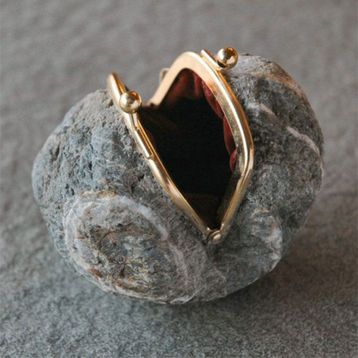 Hirotoshi'nin olağanüstü çalışmaları Taşları gerçeküstü nesneler haline getiriyor