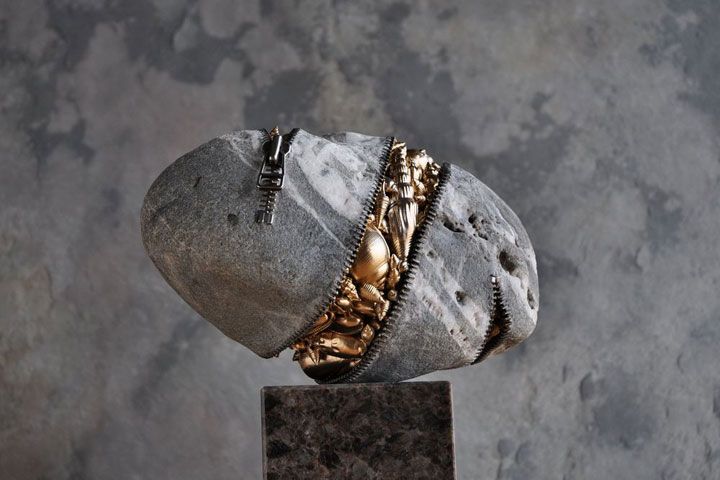 Hirotoshi'nin olağanüstü çalışmaları Taşları gerçeküstü nesneler haline getiriyor
