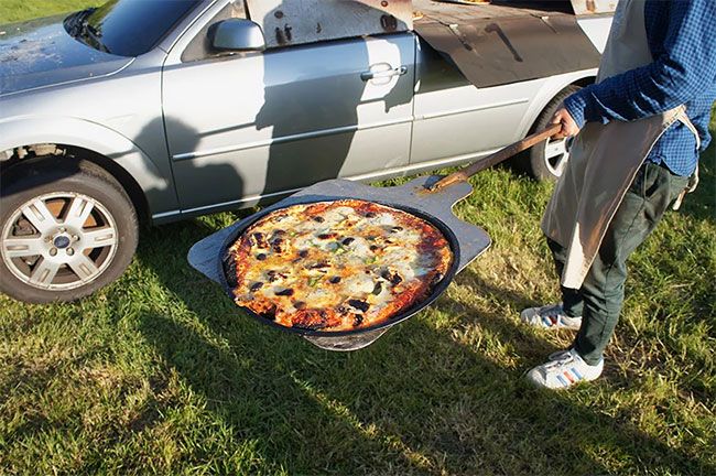 Eski arabanın işlevsel bir pizza fırına dönüşümü